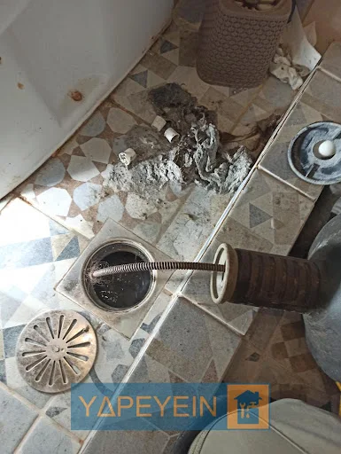 Υδραυλικός πραγματοποιεί απόφραξη σε νιπτήρα μπάνιου